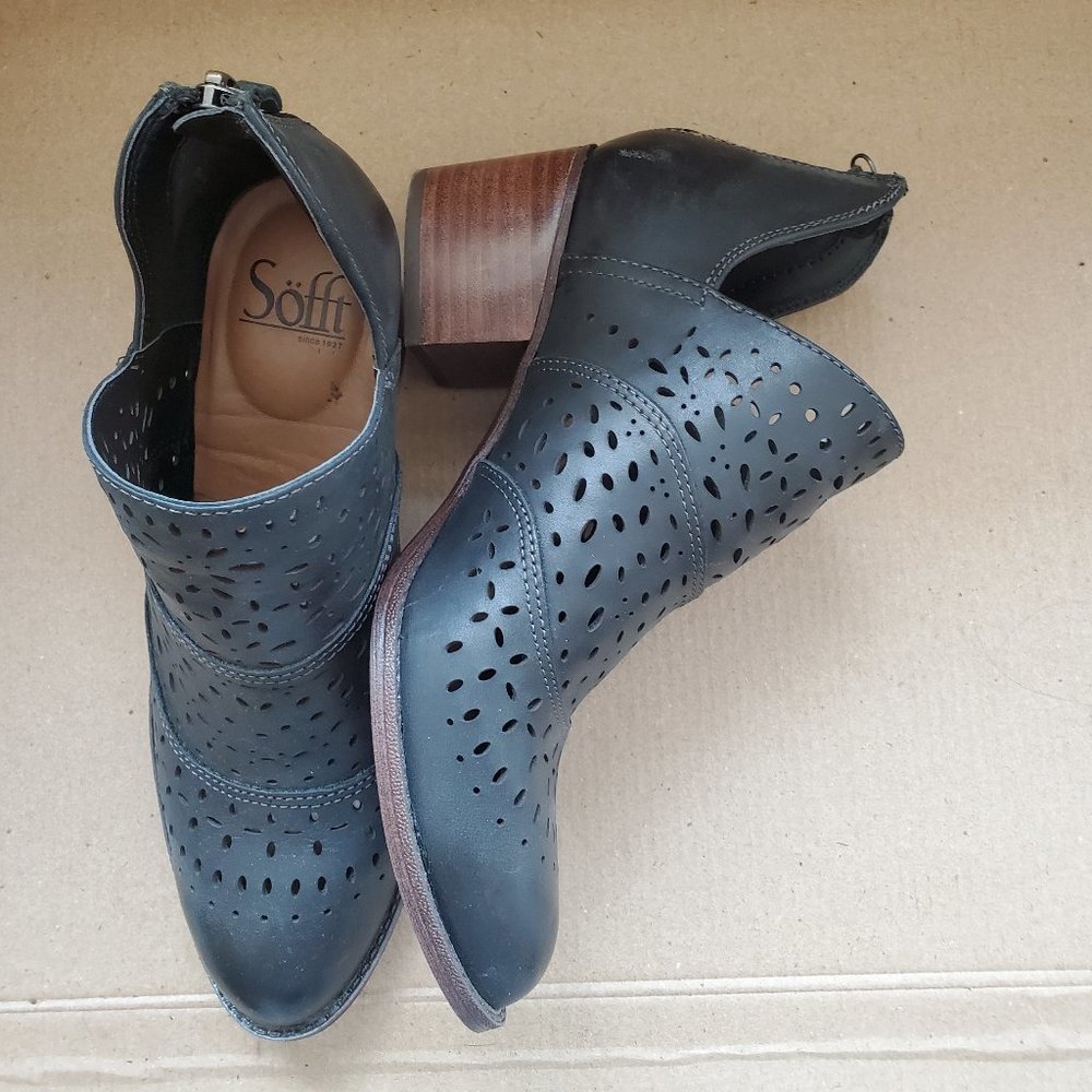 Sofft black ankle booties sz 7